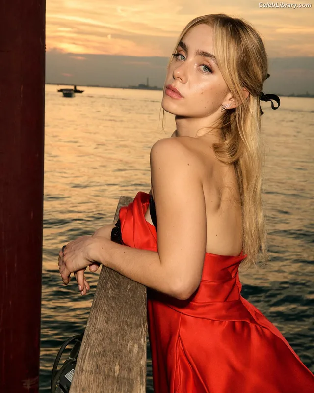 Clara Galle photo 14 of 756