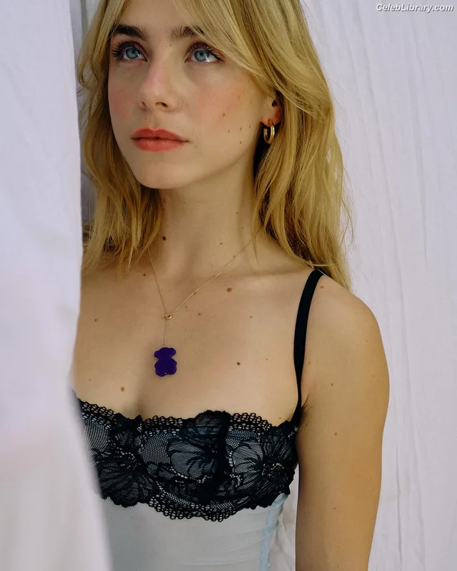 Clara Galle photo 21 of 756