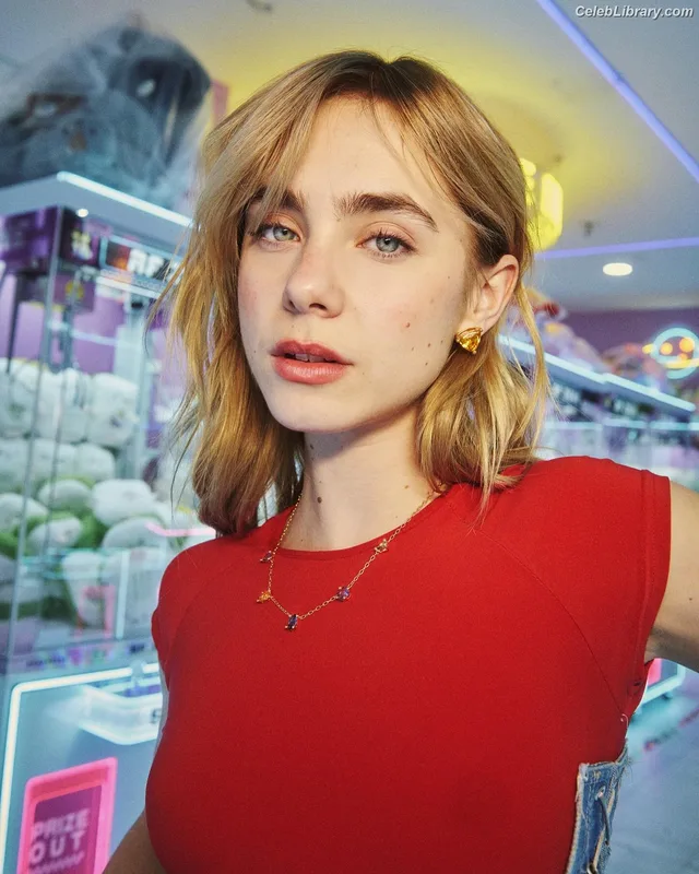 Clara Galle photo 10 of 756