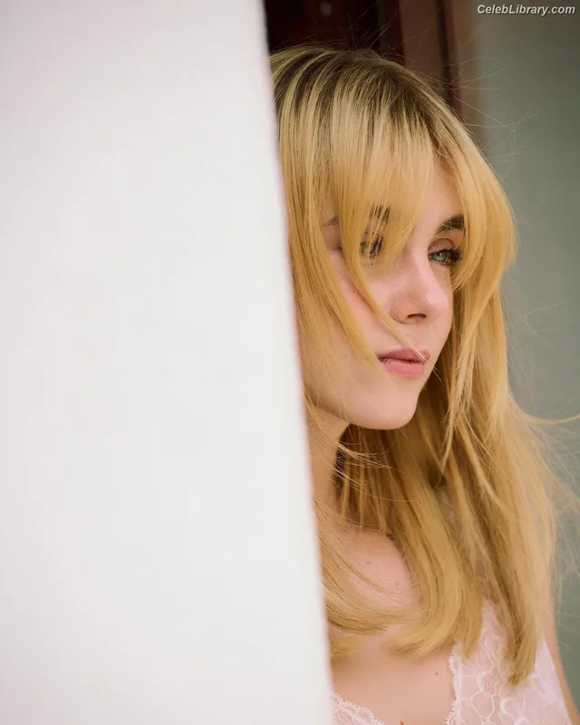 Clara Galle photo 21 of 756