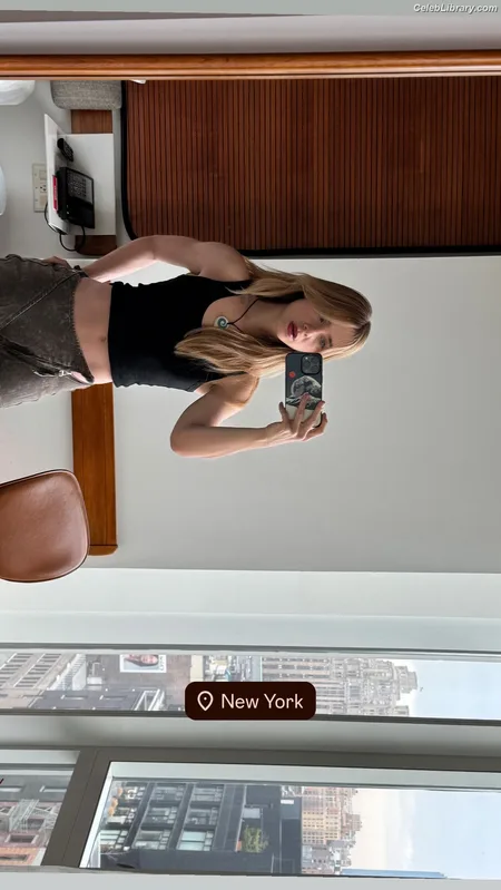 Clara Galle photo 2 of 756