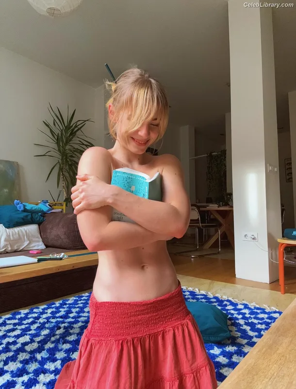 Clara Galle photo 6 of 756
