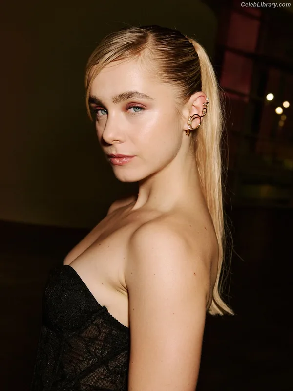 Clara Galle photo 1 of 756