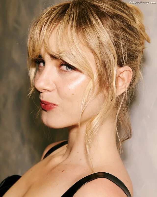 Clara Galle photo 1 of 756