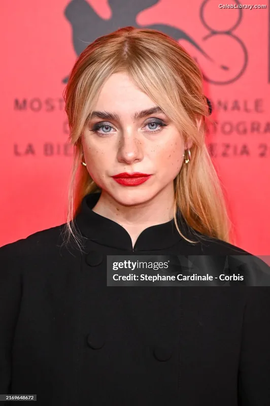Clara Galle photo 7 of 756