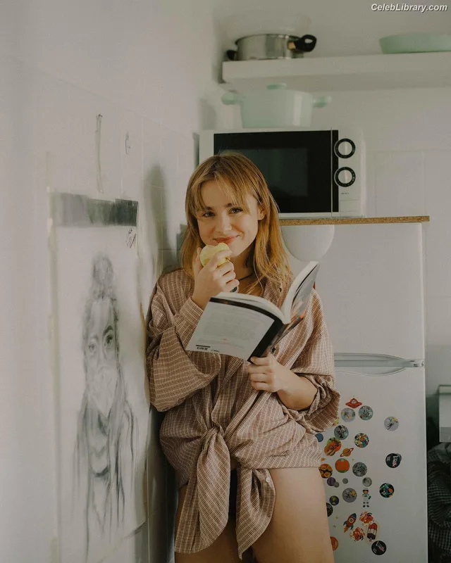 Clara Galle photo 19 of 756