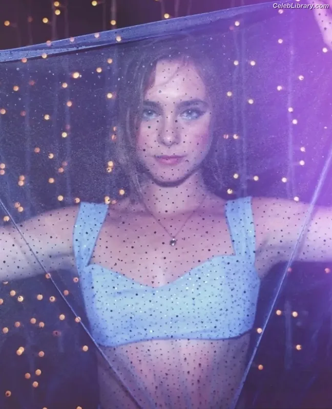 Clara Galle photo 10 of 756