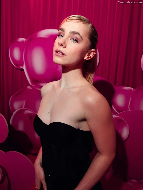 Clara Galle photo 11 of 756