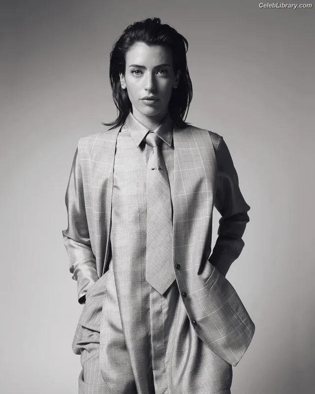 Clara McGregor photo 8 of 72
