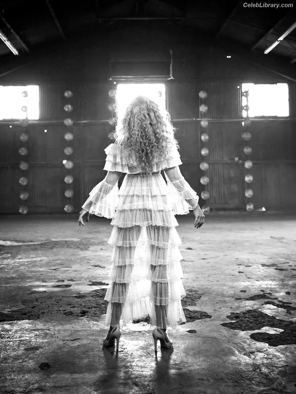 Claudia Black photo 3 of 6