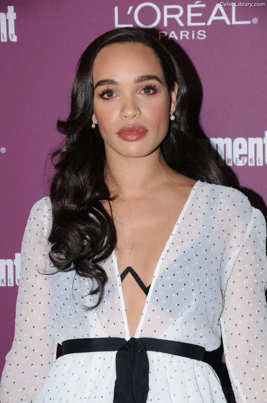 Cleopatra Coleman photo 3 of 38