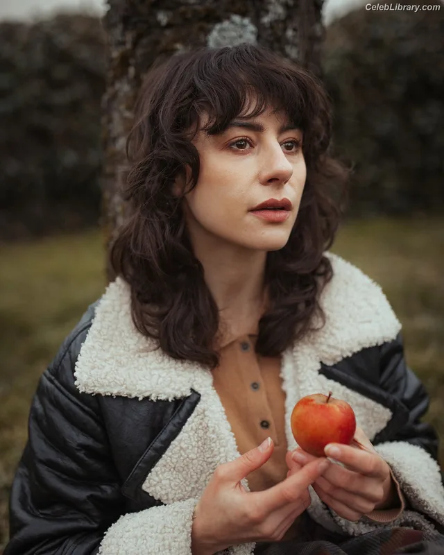 Corina Conti photo 3 of 131