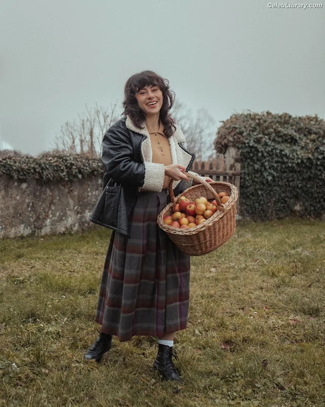 Corina Conti photo 6 of 131