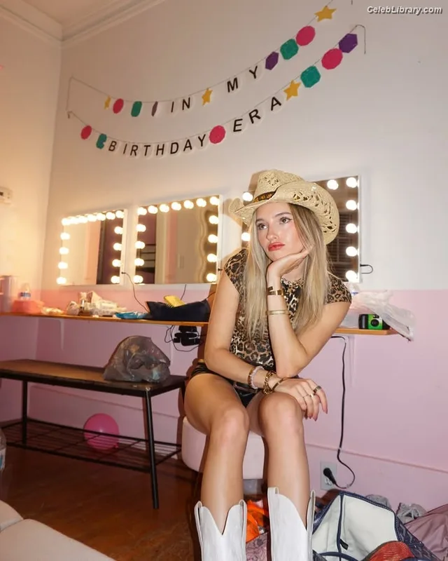 Cosette Rinab photo 2 of 102