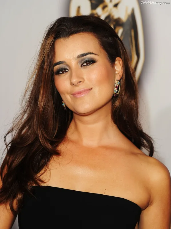 Cote de Pablo photo 4 of 4