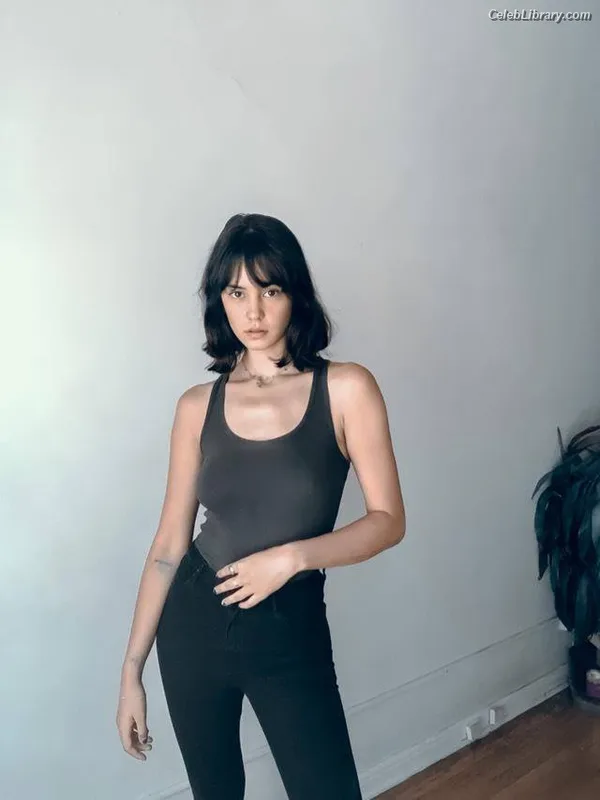 Courtney Eaton photo 9 of 157