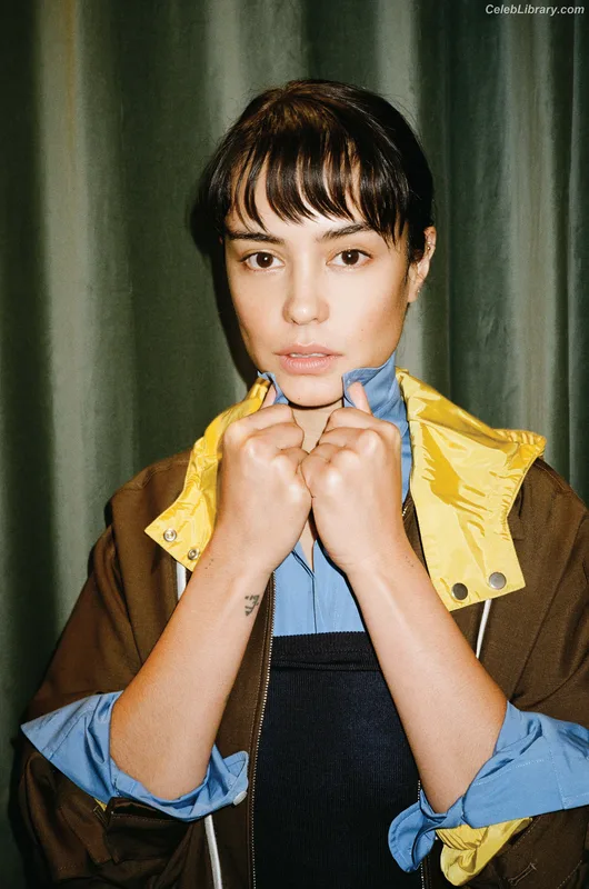 Courtney Eaton photo 8 of 157