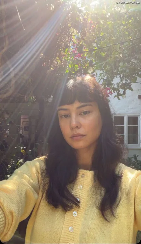 Courtney Eaton photo 4 of 157