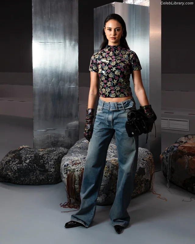 Courtney Eaton photo 19 of 157