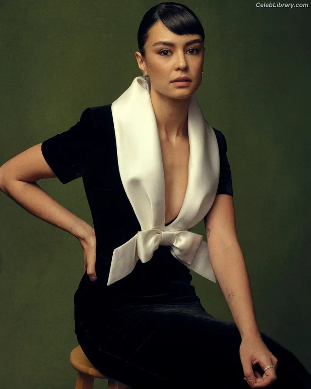 Courtney Eaton photo 8 of 157