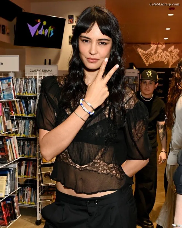 Courtney Eaton photo 6 of 157