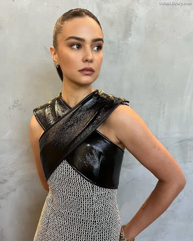 Courtney Eaton photo 8 of 157