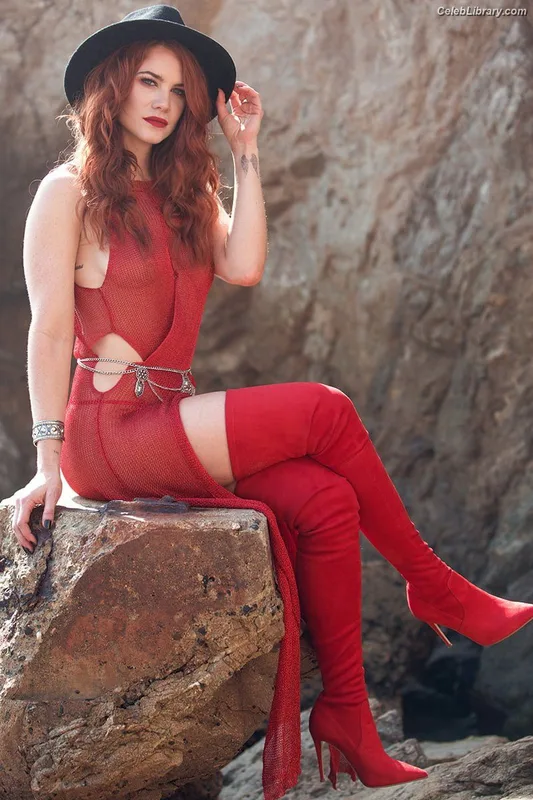 Courtney Hope photo 16 of 394