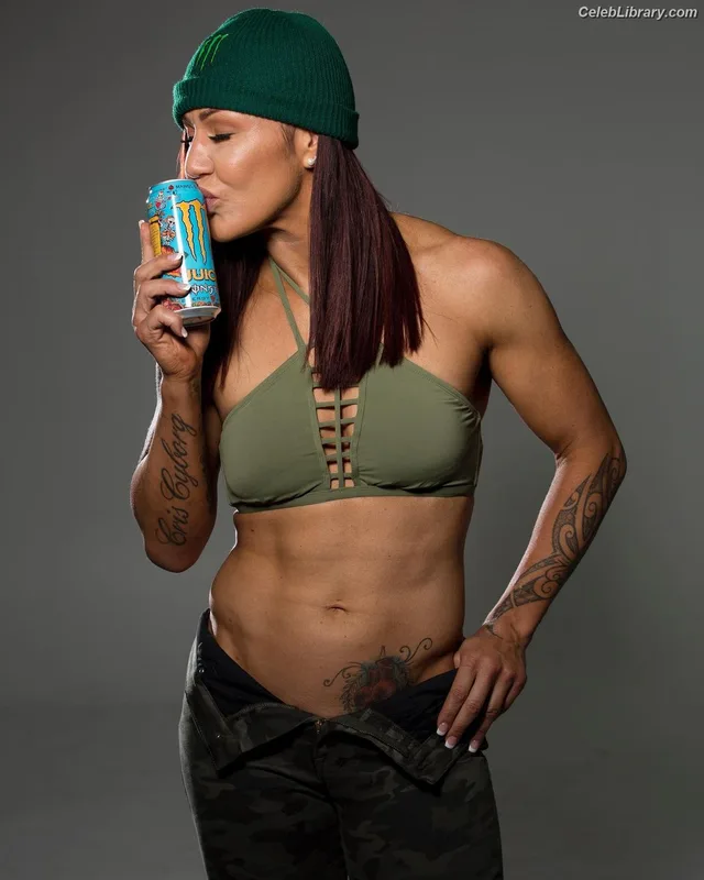 Cris Cyborg photo 1 of 353