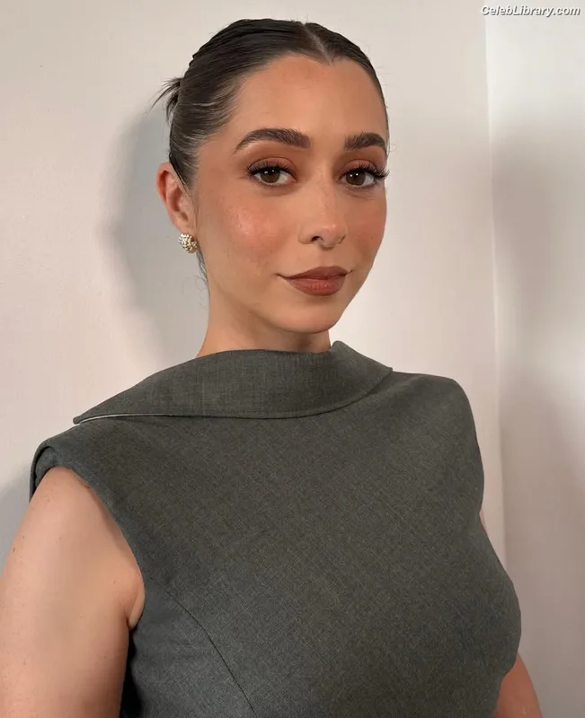 Cristin Milioti photo 23 of 336