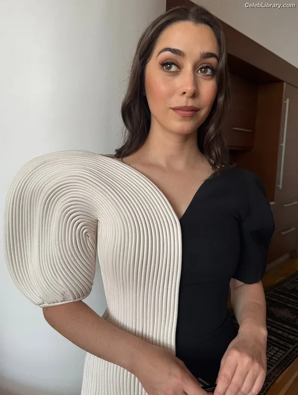 Cristin Milioti photo 11 of 336