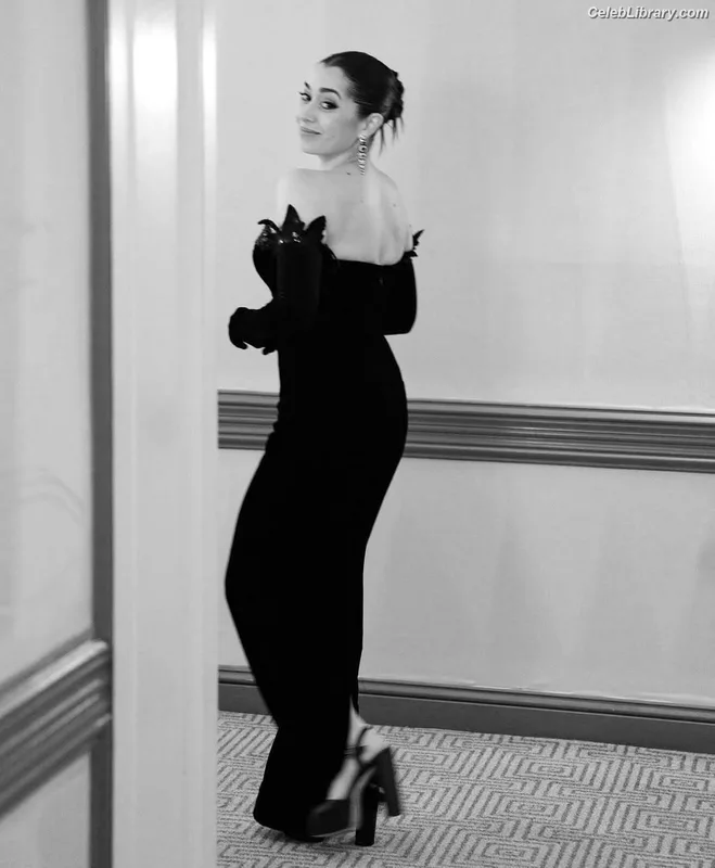 Cristin Milioti photo 19 of 336