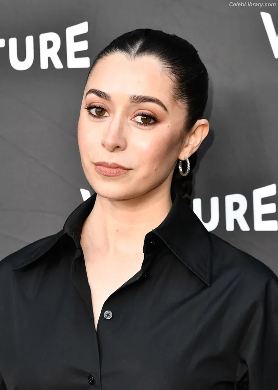 Cristin Milioti photo 17 of 336
