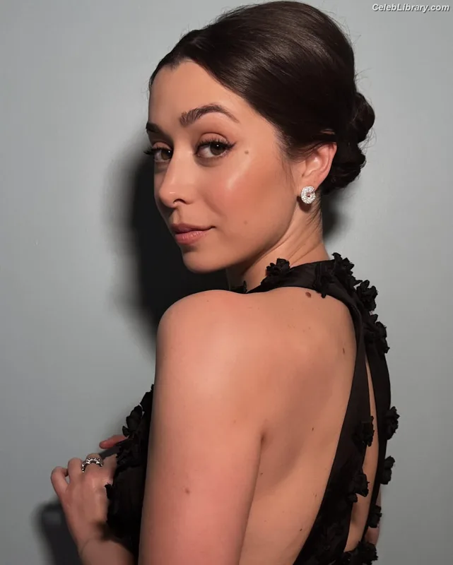Cristin Milioti photo 22 of 336
