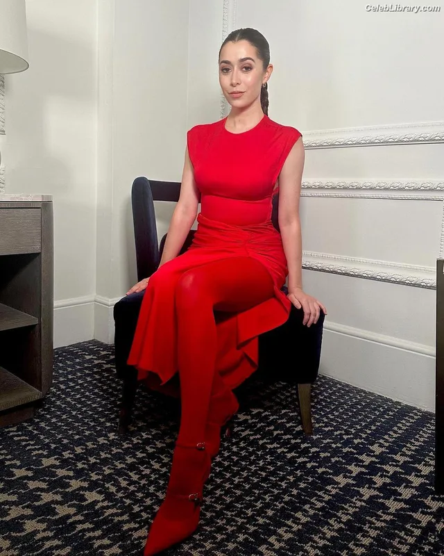 Cristin Milioti photo 13 of 336