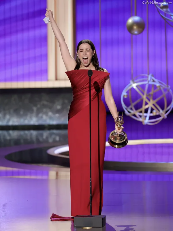 Cristin Milioti photo 19 of 336