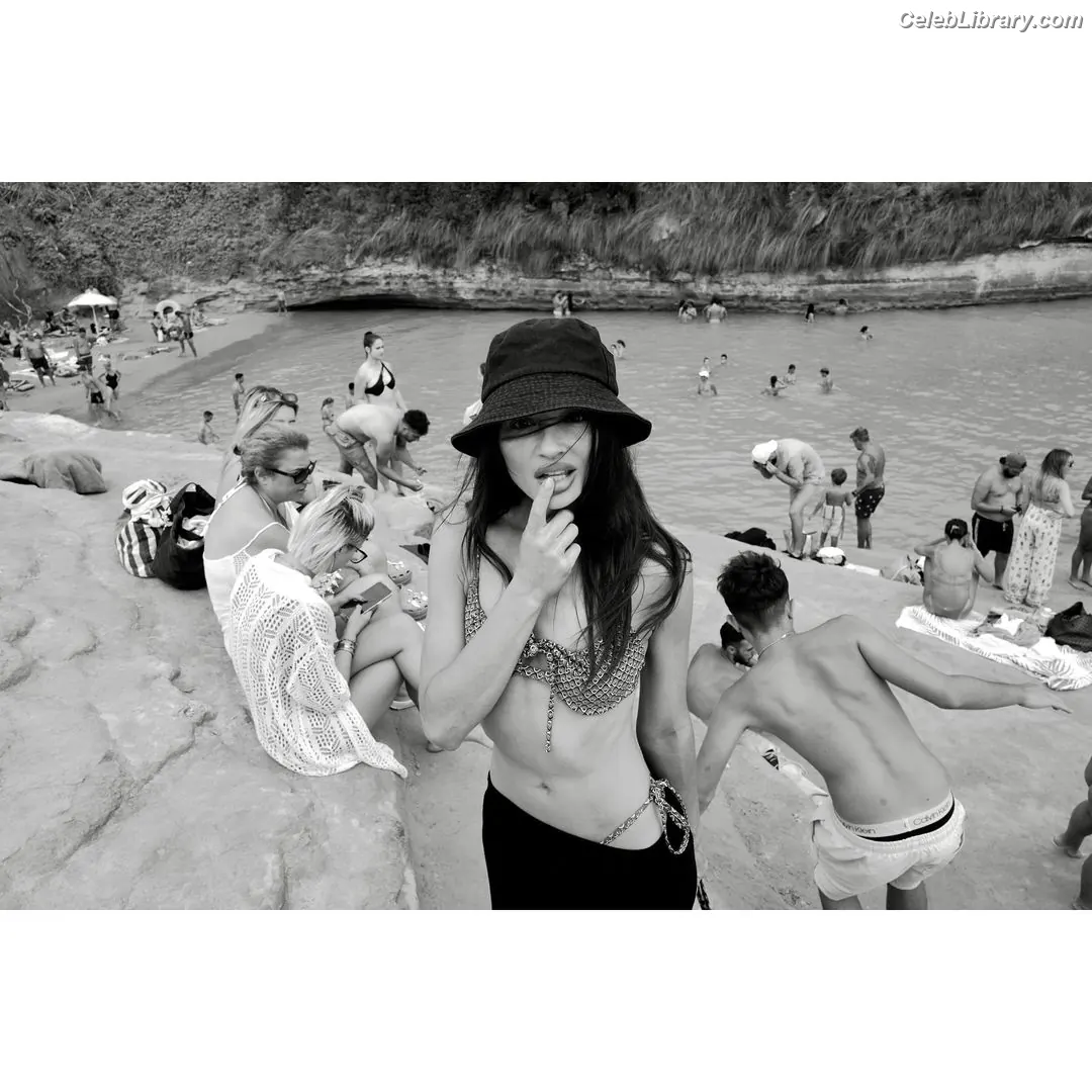 Crystal Reed photo 17 of 164