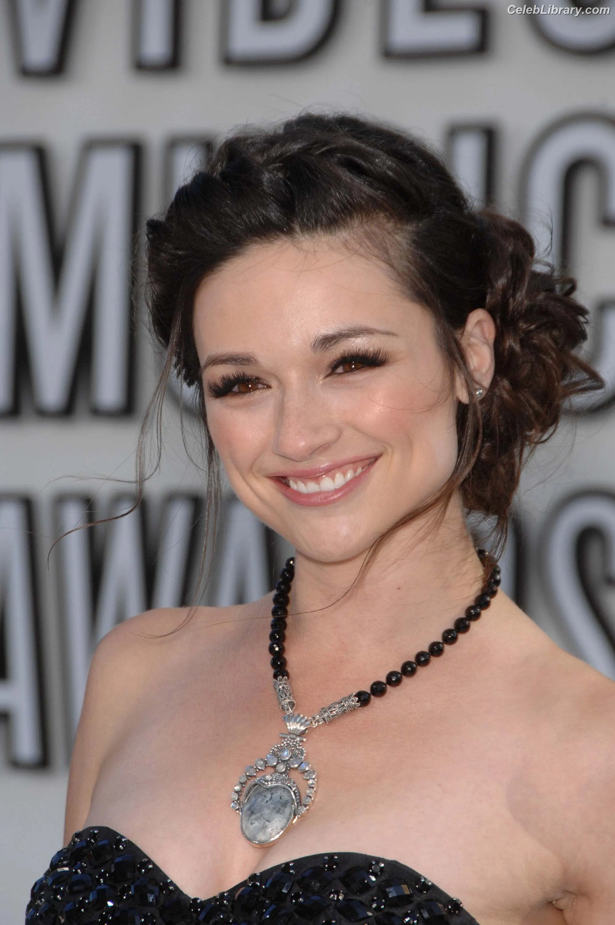 Crystal Reed photo 20 of 164