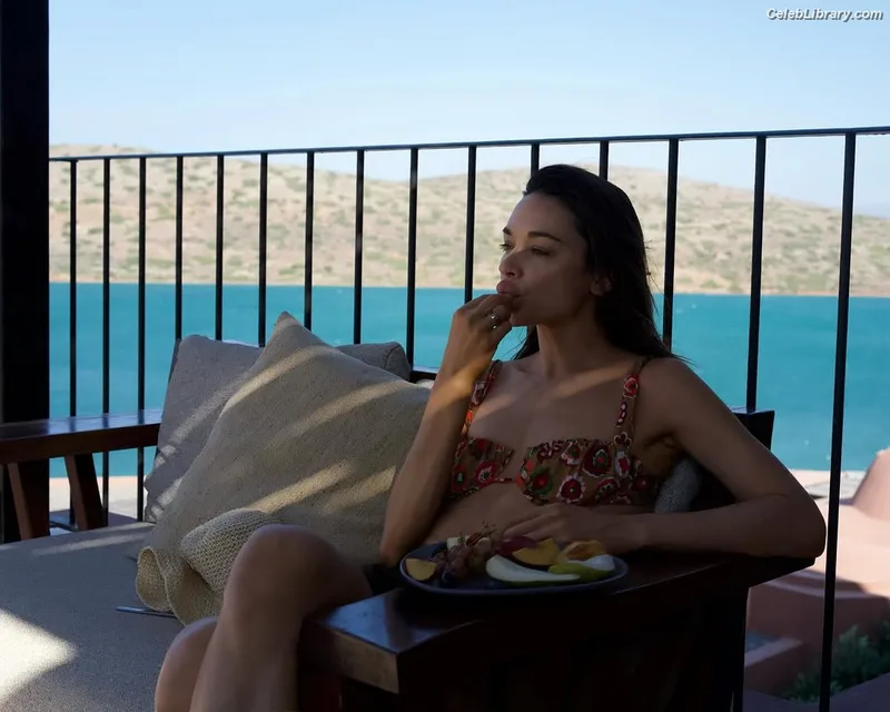 Crystal Reed photo 9 of 162