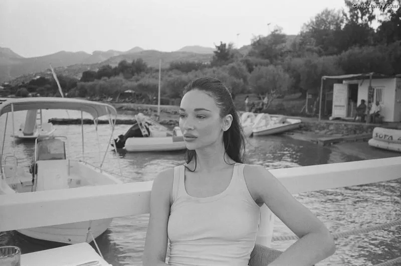Crystal Reed photo 10 of 162