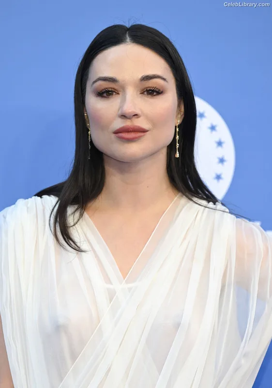 Crystal Reed photo 17 of 162