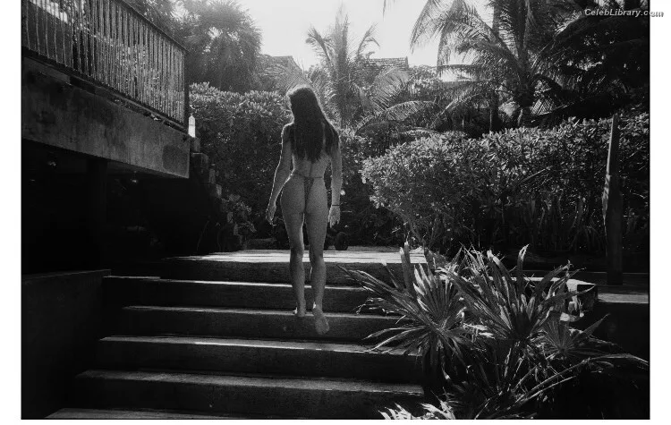 Crystal Reed photo 20 of 162