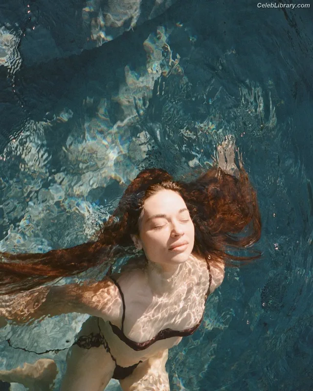 Crystal Reed photo 12 of 162