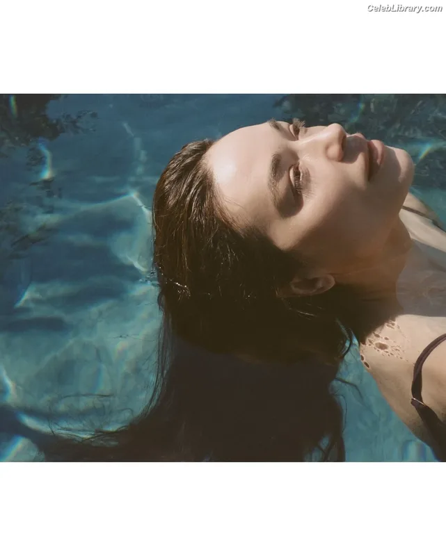 Crystal Reed photo 13 of 162