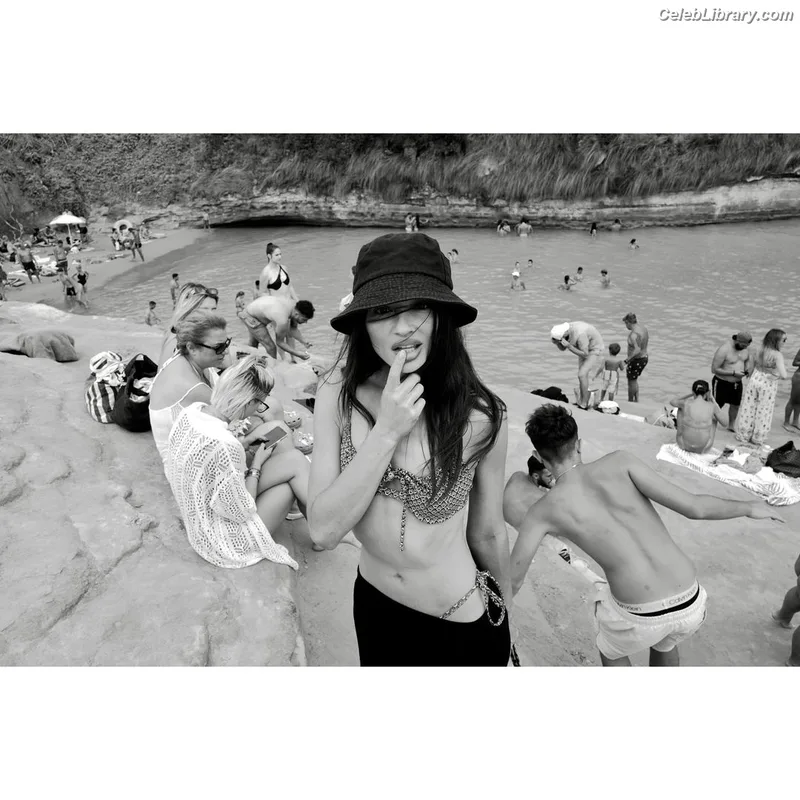 Crystal Reed photo 15 of 162