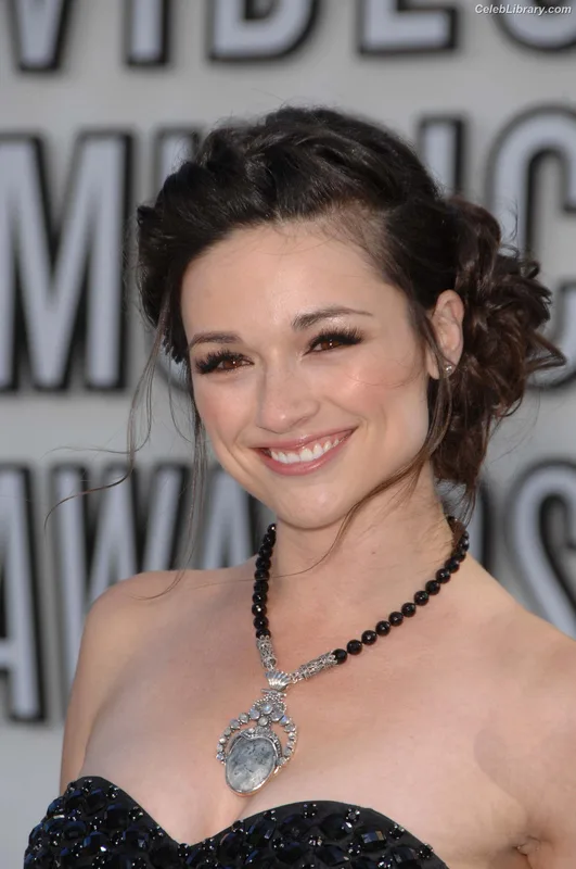 Crystal Reed photo 18 of 162