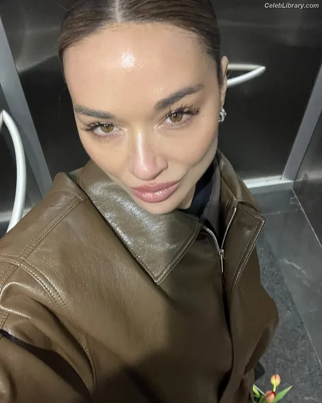 Crystal Reed photo 22 of 162