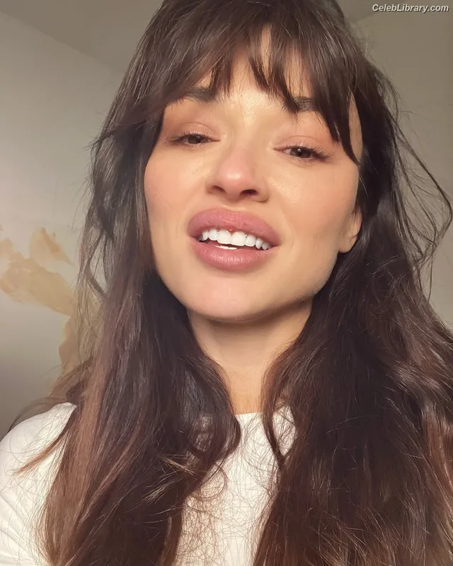 Crystal Reed photo 24 of 162