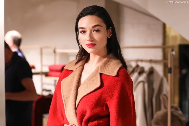 Crystal Reed photo 2 of 162