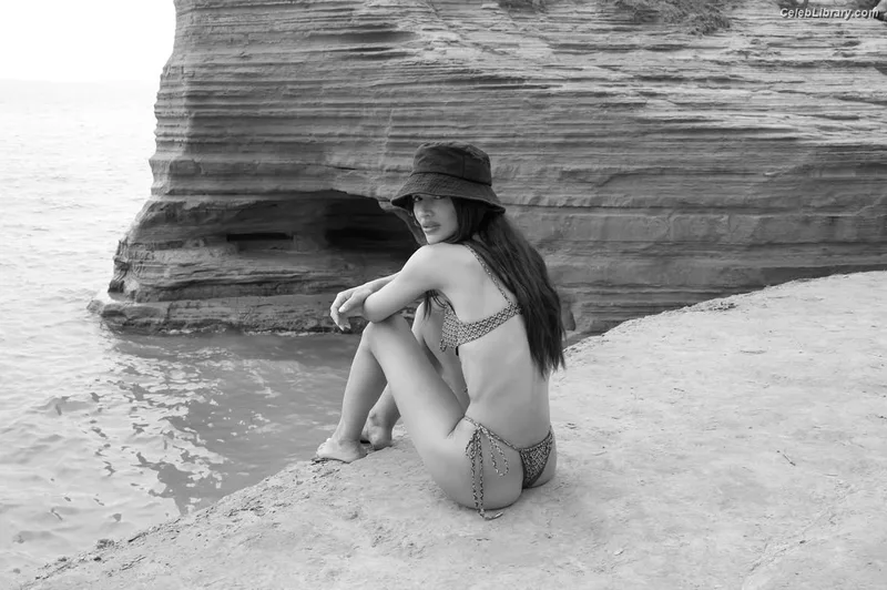 Crystal Reed photo 4 of 162