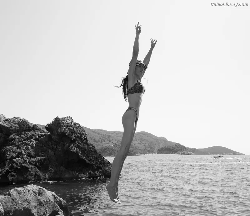 Crystal Reed photo 9 of 162